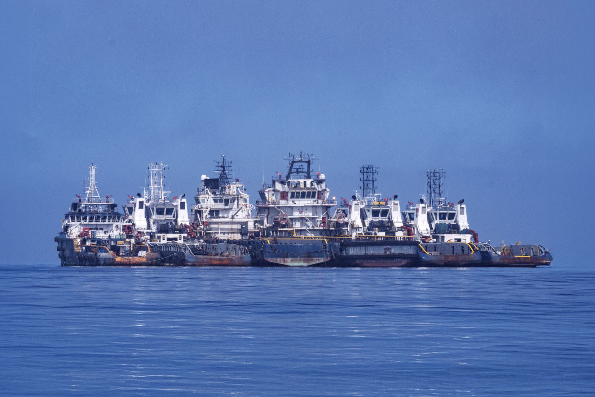 A cooperating fleet of autonomous underwater vehicles forming a distributed network